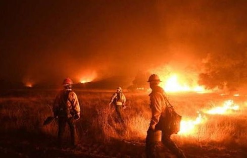 美国加州林火肆虐，数百名居民紧急撤离