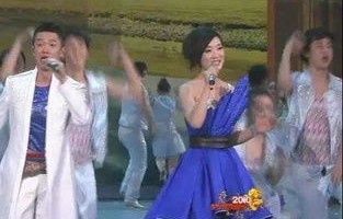 黄轩春晚失误引热议,对口型像烫嘴了