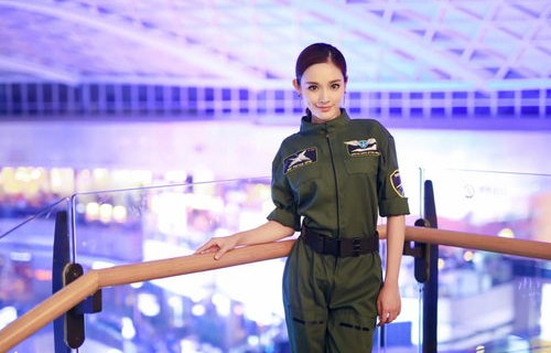 飞行员徐枫灿便装吃饭被粉丝认出,热情求合影