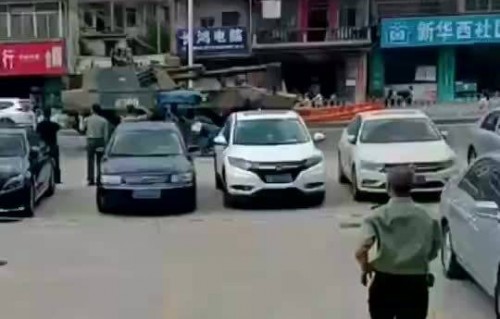 小学生向军车敬礼，军车鸣笛回礼——传递正能量，共筑和谐社会