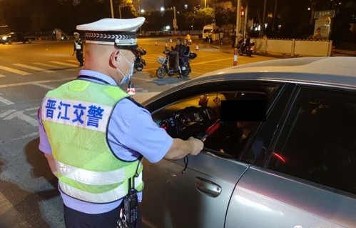 男子隔夜酒驾赴交警队，警醒酒后驾驶的严重性