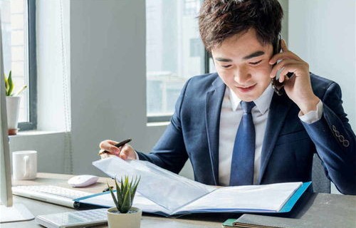 员工因推算同事工资求涨薪遭解雇，职场中的权益与规则