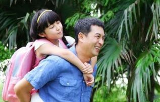 王传君以父爱之名，交罚款为女儿摘柿子