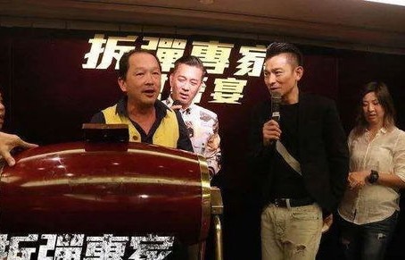 刘德华重返超市上班，时代巨星与生活的紧密连接