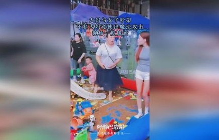 大妈吵架现场，女生同步模仿引爆网络