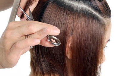 理发店遭遇的信任危机，女子因发型不满意剪发师头发