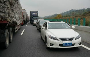 湖南女子自驾回贵州，隧道内堵车五小时的难忘经历