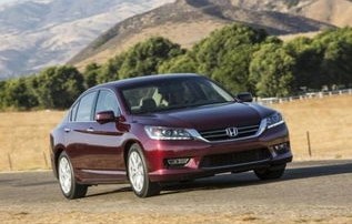 本田雅阁9代半图片(本田雅阁九代半2017款)