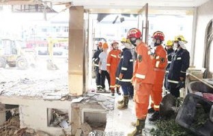 山东一餐饮店突发爆炸，房屋完全垮塌——事故现场与救援行动