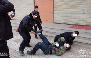 男子与城管起冲突，当街拧煤气罐怒摔的背后故事