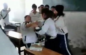 女生教室内遭围殴，老师低头改作业——校园暴力下的教育困境