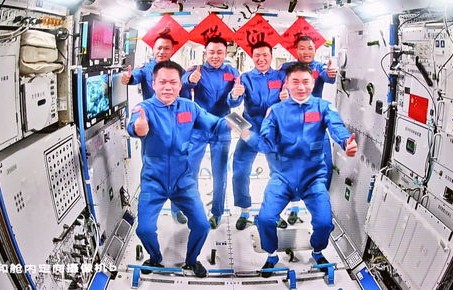 热烈欢迎神十八航天员凯旋归来