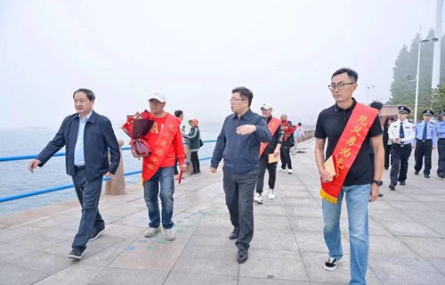 外籍友人英勇跳河救人，获见义勇为奖励