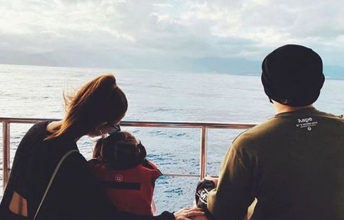 周杰伦晒出三个儿女背影照,家庭幸福的温馨瞬间