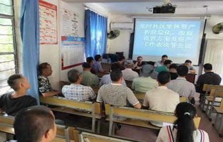 群众自由出入县政府，厕所与热水的民生权利