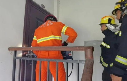 悲剧瞬间，男童意外从一米高台跌落