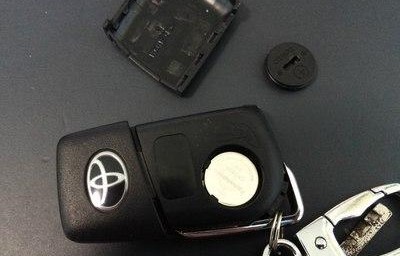 丰田车(丰田车钥匙怎么换电池)