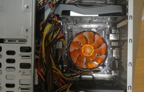 机箱一直反复开机熄火（机箱一直反复开机熄火显示器不亮）