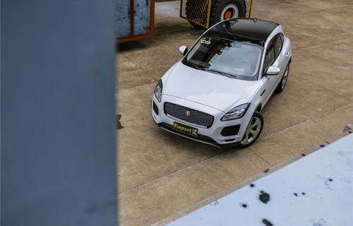 捷豹suv(捷豹SUV内饰空间图片)