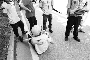 外卖小哥英勇飞身，一脚制服小偷——平凡英雄的非凡瞬间