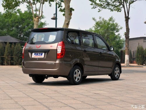 五菱宏光s报价及图片(五菱宏光s报价及图片五座)