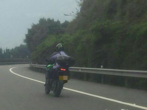 轮椅疾驰，男子高速之旅的勇气与坚韧