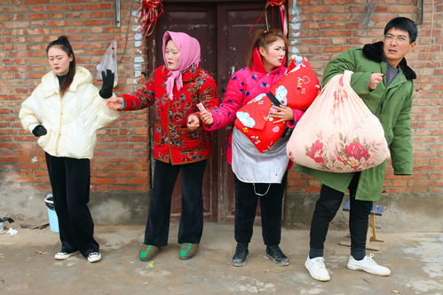 男子打工回家,为家人送上新衣的温暖 男子打工回家,为家人送上新衣的温暖