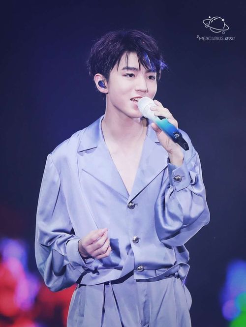 陈哲远假唱事件，忘拿麦克风背后的反思