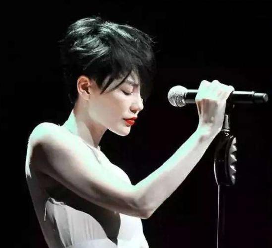 王计兵的舞台之缘——为何给王菲报幕的他是特别的存在