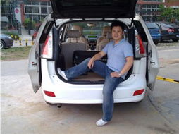 男子以27万座驾助家拉柴火，传统与现代交织的温情故事